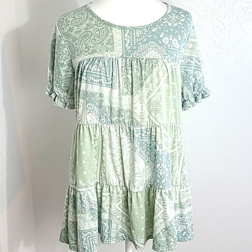 Perfect Peach Light Green & White Print Top with Layers & Ruffles, Size Large